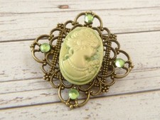 Edle Brosche mit Kamee grün